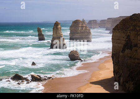 Il mare in tempesta a dodici apostoli vicino a Port Campbell in Victoria. Foto Stock