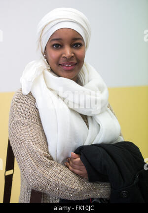 Berlino, Germania. 3 Mar, 2016. Amal, rifugiati dalla Somalia dell'iniziativa "Donne in esilio', parlando a una conferenza stampa sulla situazione delle donne rifugiate a Berlino, Germania, 3 marzo 2016. Foto: Bernd von Jutrczenka/dpa/Alamy Live News Foto Stock