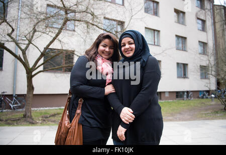 Berlino, Germania. 3 Mar, 2016. Zahraa Elhasoon (l) e sua sorella Samah Elhasoon, i rifugiati provenienti dall'Iraq, in piedi di fronte a una casa residenziale per fuggito le donne e le famiglie a Berlino, Germania, 3 marzo 2016. Foto: Bernd von Jutrczenka/dpa/Alamy Live News Foto Stock