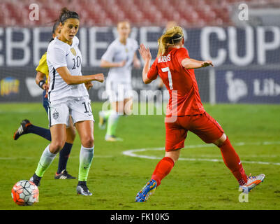 Tampa, Florida, Stati Uniti d'America. 3 Mar, 2016. Marzo 3, 2016 : Carli Lloyd #10, DEGLI STATI UNITI D'AMERICA, durante il match tra Stati Uniti e Inghilterra in essa crede Cup presso Raymond James Stadium di Tampa, Florida. Douglas DeFelice/ESW/CSM/Alamy Live News Foto Stock