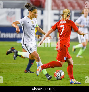 Tampa, Florida, Stati Uniti d'America. 3 Mar, 2016. Marzo 3, 2016 : Carli Lloyd #10, DEGLI STATI UNITI D'AMERICA, durante il match tra Stati Uniti e Inghilterra in essa crede Cup presso Raymond James Stadium di Tampa, Florida. Douglas DeFelice/ESW/CSM/Alamy Live News Foto Stock