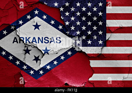 Bandiere di Arkansas e USA dipinta sulla parete incrinato Foto Stock