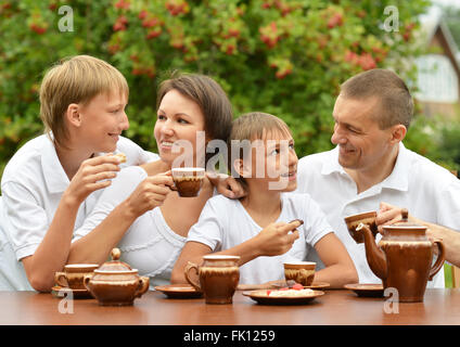 Famiglia bere il tè Foto Stock