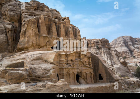 Tombe intagliate e le grotte di Siq passaggio all'ingresso di Petra, Regno Hascemita di Giordania, Medio Oriente. Foto Stock