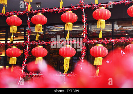 Fila di appendere il cinese lanterne rosse Foto Stock