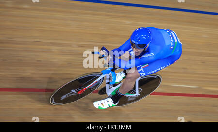 Londra, UK, 4 marzo 2016. UCI 2016 via del Campionato del Mondo di Ciclismo. Italia del Filippo Ganna precedenti la medaglia d'oro in uomini individuale inseguimento finale con un tempo di 4:16.141 (56.219 km/h). Credito: Clive Jones/Alamy Live News Foto Stock