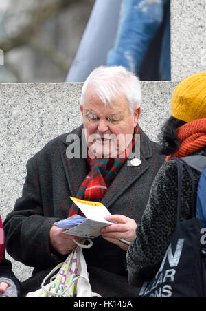 Bruce kent (ex presidente e segretario generale del CND) al 'stop tridente' marzo e dimostrazione, Trafalgar Square... Foto Stock