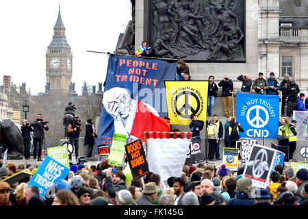 'Stop tridente' marzo e dimostrazione, Londra 27 Feb 2016 in Trafalgar Square, dopo aver marciato da Marble Arch. Foto Stock