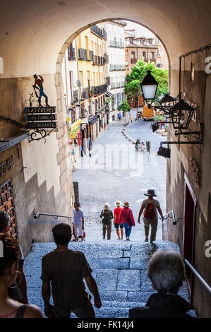 Arco de Cuchilleros che conduce in Plaza Mayor. Madrid. Spagna Foto Stock