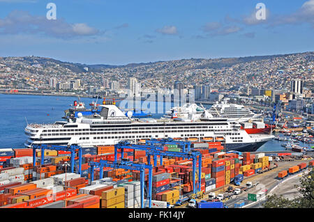 Nave da crociera nel Porto di Valparaiso Cile Foto Stock