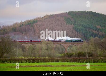 Treno a vapore LMS Principessa incoronazione 46233 Classe Duchessa di Sutherland. L'inverno montagna pennini Express. Il Viadotto di Armathwaite Foto Stock