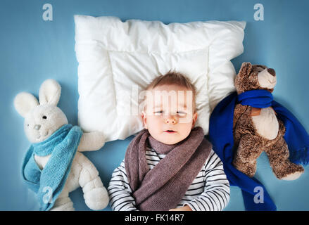 Ragazzo malato che giace nel letto Foto Stock