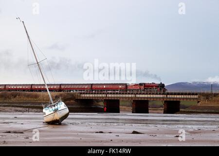 Treno a vapore LMS Giubileo Classe 'Galatea'. Il Pendle Dalesman. Attraversamento Ravenglass viadotto. West Cumbria linea costiera, Cumbria, Regno Unito Foto Stock