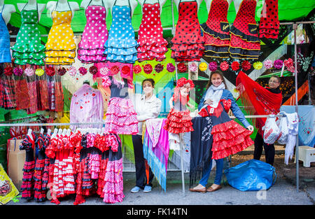 Al mercato delle pulci di Rastro. Madrid, Spagna. Foto Stock