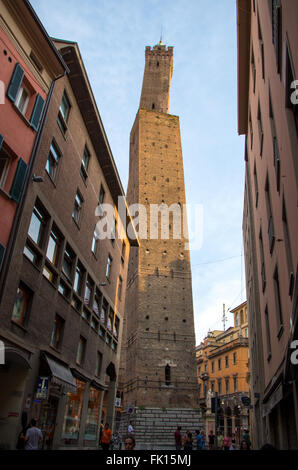 Le due torri di Bologna dal street view con gente che cammina Foto Stock