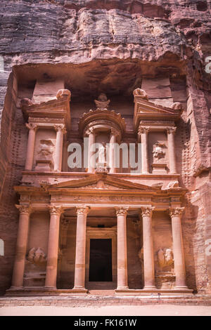 Il Ministero del Tesoro, Al Khazneh nelle rovine di Petra, Regno Hascemita di Giordania, Medio Oriente. Foto Stock