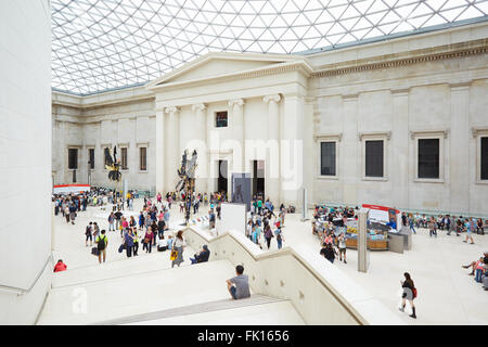 British Museum grande cortile interno con scale e per le persone a Londra Foto Stock