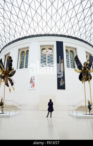 British Museum grande corte interna, una persona a Londra Foto Stock