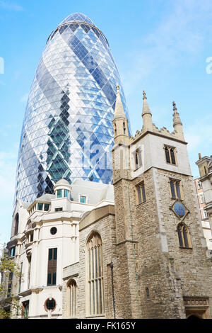 Sant'Andrea Chiesa Undershaft con 30 St Mary Axe sopra in una giornata di sole a Londra Foto Stock