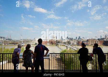 Le persone che ricercano cityscape dalla Tate Modern terrazza in una soleggiata giornata estiva a Londra Foto Stock