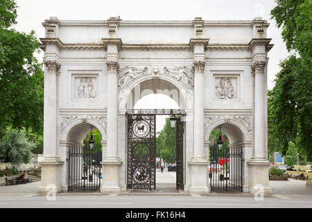 Arco di marmo verde con rami di alberi a Londra Foto Stock