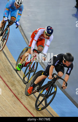 Londra, Regno Unito. 04 Mar, 2016. Luca Mudgway (NZL) racing duro e seguita da Ramanau Raman (BLR) e Kenny De Ketele (BEL) durante gli uomini i punti corsa finale a UCI 2016 via del campionato del mondo di ciclismo, Lee Valley Park Velo. De Ketele è arrivato terzo in gara con Ramanau proveniente 6th. Mudgway non ha terminato la gara. Credito: Michael Preston/Alamy Live News Foto Stock