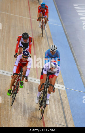 Londra, Regno Unito. 04 Mar, 2016. Jonathan Dibben leader del pacco durante gli uomini i punti corsa finale a UCI 2016 via del campionato del mondo di ciclismo, Lee Valley Park Velo. Dibben è andato a vincere la 160 giro la gara. I quattro piloti in primo piano sono, L a R, dalla parte anteriore a quella posteriore: Ramanau Raman (BLR), Andreas Graf (AUT), Jonathan Dibben (GBR) e Kenny De Ketele (BEL). Credito: Michael Preston/Alamy Live News Foto Stock