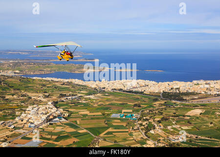 Vista aerea del flexwing ultraleggero oltre Bugibba, con St Pauls Isole. Foto Stock