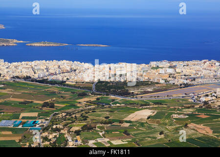 Vista aerea del flexwing ultraleggero oltre Bugibba, con St Pauls Isole. Foto Stock