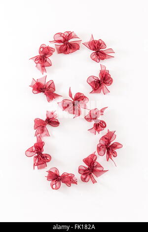 La figura 8 fatta di piccoli nastri rosso Foto Stock