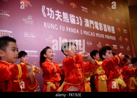 (160305) -- MACAO, 5 marzo 2016 (Xinhua) -- Alunni eseguire le arti marziali cinesi alla premiere del film Kun Fu Panda 3 nel sud della Cina di Macao, 5 marzo 2016. (Xinhua/Cheong Kam Ka)(wjq) Foto Stock