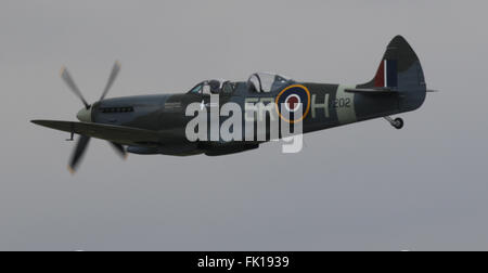 Southampton, Hampshire, Regno Unito. 5 Marzo, 2016. GV a Southampton Aeroporto un flypast per contrassegnare l'ottantesimo anniversario della Spitfire il primo volo si svolge in Southampton più tardi. Il primo prototipo, K5054, progettato da RJ Mitchell, ha preso il largo da Eastleigh Aerodrome il 5 marzo 1936. Uno Spitfire è dovuto al passaggio di acqua di Southampton e il sito del Supermarine fabbrica in Woolston, dove migliaia di persone della guerra mondiale due combattenti sono stati realizzati. L'aeroporto di Southampton managing director Dave Lees detto piano 'continua a incantano la gente di oggi". Credito: uknip/Alamy Live News Foto Stock