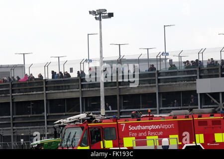 Southampton, Hampshire, Regno Unito. 5 Marzo, 2016. GV a Southampton Aeroporto un flypast per contrassegnare l'ottantesimo anniversario della Spitfire il primo volo si svolge in Southampton più tardi. Il primo prototipo, K5054, progettato da RJ Mitchell, ha preso il largo da Eastleigh Aerodrome il 5 marzo 1936. Uno Spitfire è dovuto al passaggio di acqua di Southampton e il sito del Supermarine fabbrica in Woolston, dove migliaia di persone della guerra mondiale due combattenti sono stati realizzati. L'aeroporto di Southampton managing director Dave Lees detto piano 'continua a incantano la gente di oggi". Credito: uknip/Alamy Live News Foto Stock