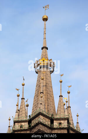 La Polonia, Cracovia (Cracovia), parte superiore del gotico Hejnalowa Tower con corona dorata sulla guglia, dettagli architettonici di Santa Maria - Basilica Foto Stock