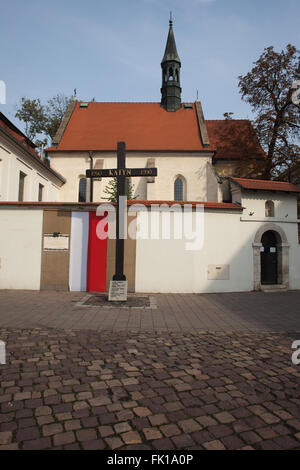 La Polonia, Cracovia (Cracovia), il massacro di Katyn Memorial Croce sul padre Adamo Studzinski Piazza e Chiesa di San Giles Foto Stock