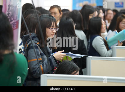 (160305) --Nanjing, 5 marzo 2016 (Xinhua) -- una ragazza guarda a una fiera del lavoro svoltasi particularlly per collegio femminile di studenti in Nanjing, a est della capitale cinese della provincia di Jiangsu, 5 marzo 2016. Alcuni 5.000 opportunità di lavoro sono state fornite al collegio femminile studenti presso la fiera la marcatura la venuta della Giornata internazionale della donna dell'8 marzo.(Xinhua/Sun può) (Cxy) Foto Stock