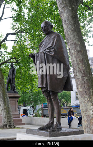 La statua del Mahatma Gandhi in piazza del Parlamento, è opera dello scultore Philip Jackson, Londra, Regno Unito. Foto Stock