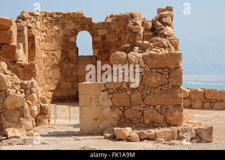 Masada i resti di una antica fortezza sul bordo orientale del deserto della Giudea, Israele Foto Stock