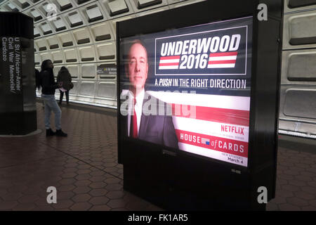 Washington, DC, Stati Uniti d'America. 04 Mar, 2016. Una donna cammina davanti ad un pannello pubblicitario per la nuova stagione della US serie televisiva "Casa delle Carte' in una stazione della metropolitana a Washington DC, USA, 04 marzo 2016. Foto: MAREN HENNEMUTH/dpa/Alamy Live News Foto Stock