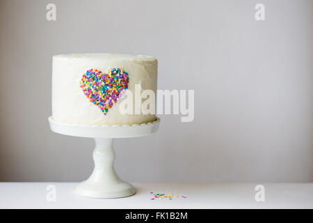 Torta bianca con cuore colorati Foto Stock