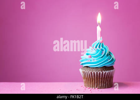 Tortina di compleanno con una singola candela Foto Stock