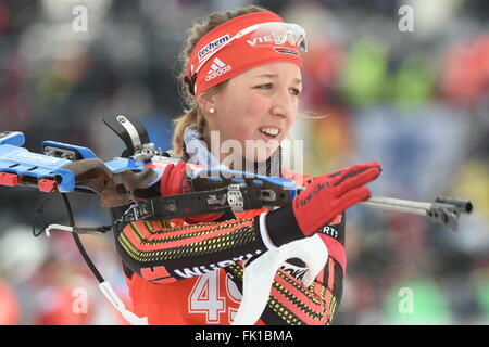 Oslo, Norvegia. 5 Marzo, 2016. Franziska Preuss della Germania al poligono durante lo sprint di concorrenza a i Campionati Mondiali di Biathlon in Holmenkollen Ski Arena, Oslo, Norvegia, 05 marzo 2016. Foto: Hendrik Schmidt/dpa Credito: dpa picture alliance/Alamy Live News Foto Stock