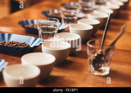 Tazze caffè ed i fagioli sul tavolo pronto per una degustazione Foto Stock