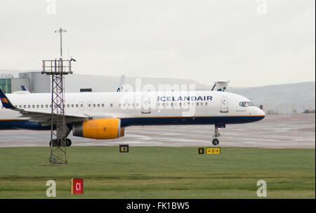 Icelandair Boeing 757-200 corpo stretto piano passeggero (TF-FIA) rullaggio sull'Aeroporto Internazionale di Manchester asfalto. Foto Stock