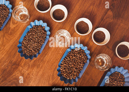 Caffè in grani e macinato in perfetta righe Foto Stock