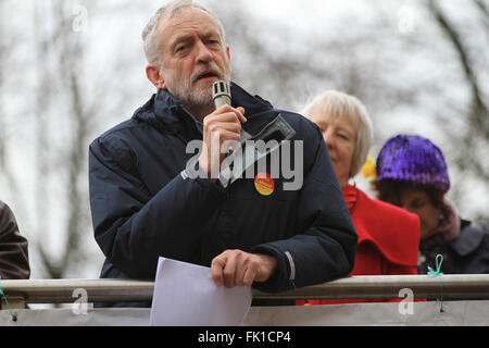 Leader laburista Jeremy Corbyn parla in un rally a Cardiff per contrastare il Sindacato Bill Foto Stock