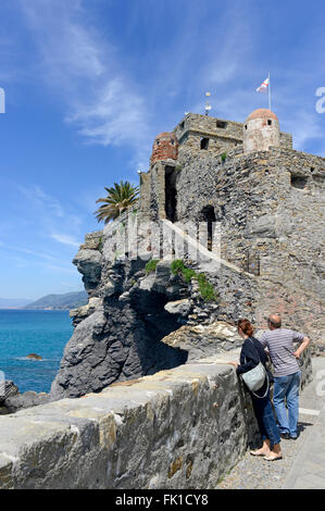 Una vista su Castel Dragone a Camogli presso la costa ligure, a nord-ovest dell'Italia. Foto Stock