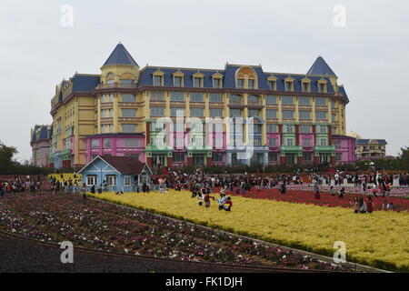 In Guangzhou, la Cina della provincia di Guangdong. Mar 5, 2016. I turisti osservare fiori in un parco in Guangzhou, la capitale del sud della Cina di Provincia di Guangdong, 5 marzo 2016. © Liu Dawei/Xinhua/Alamy Live News Foto Stock