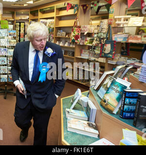 Boris Johnson (L) cerca e non riesce a trovare una copia del suo libro Il fattore di Churchill in una libreria durante la campagna elettorale in Abingdon Foto Stock