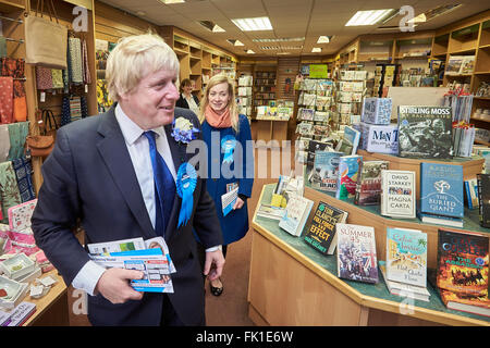 Boris Johnson (L) cerca e non riesce a trovare una copia del suo libro Il fattore di Churchill in una libreria durante la campagna elettorale in Abingdon Foto Stock